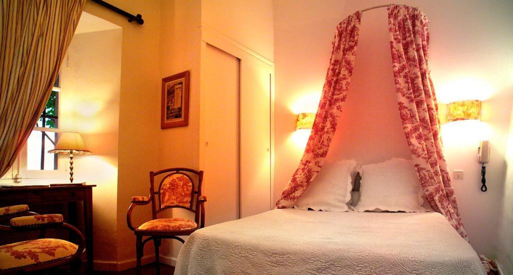 Hotel Restaurant Des Deux Rocs Seillans Oda fotoğraf